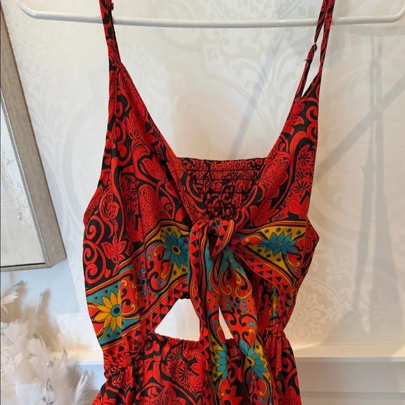 Chic Backless Red Dress with Black Pattern - Picture 2 of 5